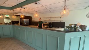 Lobke Verheijen achter de bar van haar lunchroom.