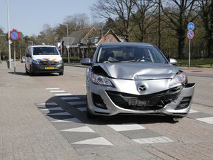 Auto met zwaarbeschadigde motorkap en grill