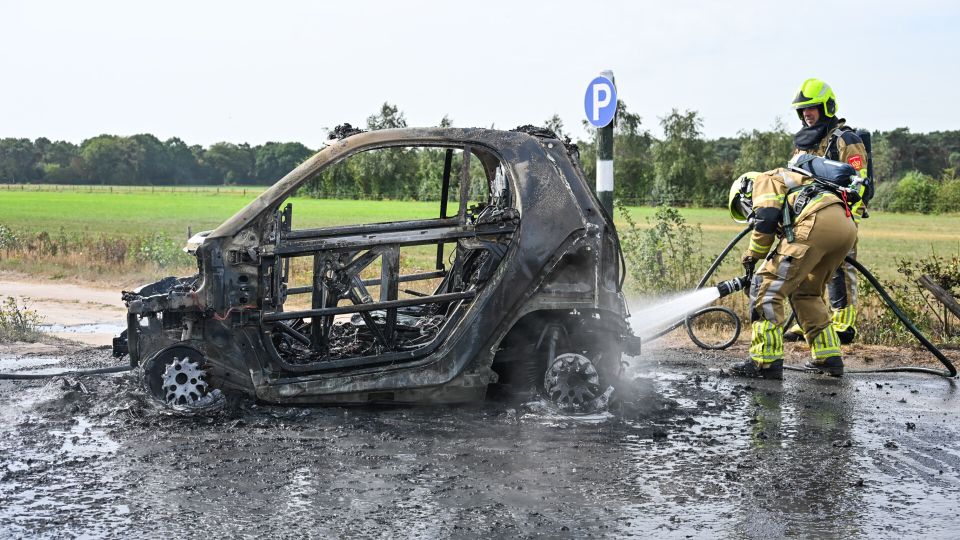 autobrand brand auto voertuig 112 nieuws brabant brandweer rijsbergen