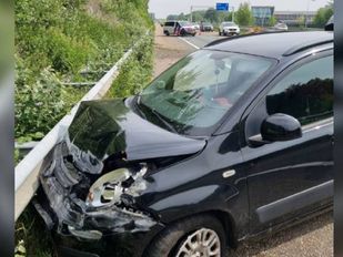 Bijrijder trekt aan handrem auto op A58