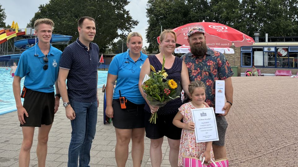 Bobbi (6) is de 50.000ste bezoeker van buitenbad de Meermin in Steenbergen