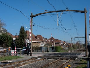 Hele dag geen treinen door zwaar beschadigde bovenleiding bij Zevenbergen