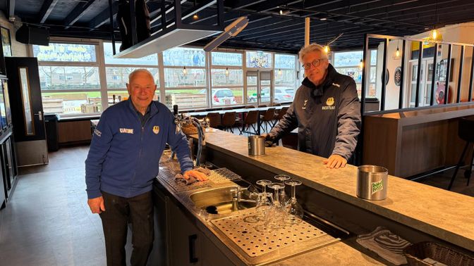 Links kantinebeheerder Piet Koevoets, rechts voorzitter Albert Reijlink vv Internos Etten-Leur