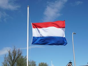 De Nederlandse vlag halfstok