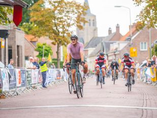 Wouws Wielerweekend pakt uit met estafettefietsen: &#8216;Onderdeel dat je nergens in omgeving ziet&#8217;