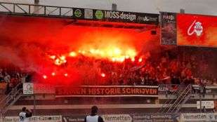 Supporters van RBC steken fakkels af.