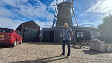 Vrijwilligers doen onderhoud aan molen De Arend in Wouw zelf: &#8216;Kennis en vakmanschap zelf in huis&#8217;