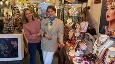 Noëlle samen met haar moeder Mieke in de winkel in Bergen op Zoom.