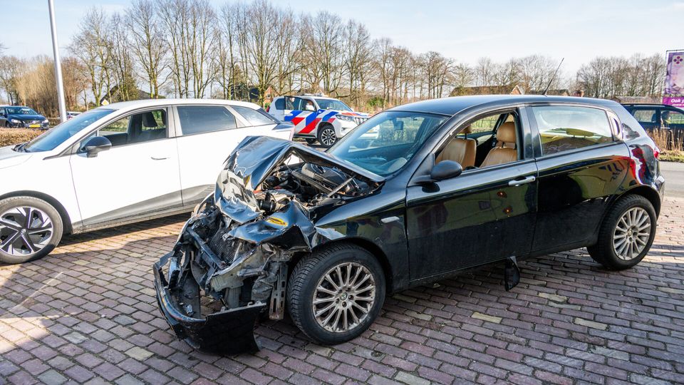 Botsing met twee auto&#8217;s in Klein Zundert, ernstige blikschade