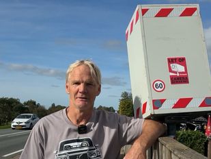 Lowie zet zelfgemaakte flitspaal in tuin: &#8216;Ze rijden hier soms zeker 120 tot 140 km/u&#8217;