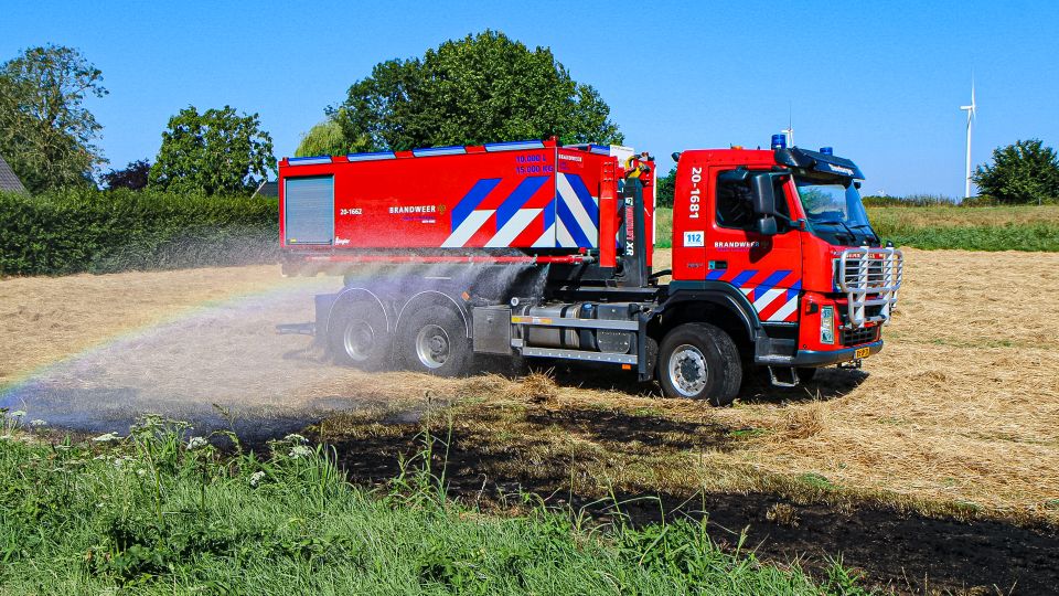 Gemeentewerkers voorkomen uitbreiding van bermbrand