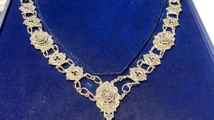 Foto van de ambtsketen van de gemeente Roosendaal