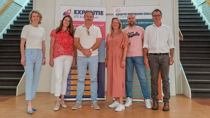 V.l.n.r: Nicole van Rens (onderwijsadviseur), Stéphane Cépèro (voorzitter college van bestuur), Els Kooijmans (plaatsvervangend voorzitter college van bestuur), Susanne Kok (locatiedirecteur LPS/initiatiefnemer), Ivo Buijsen (locatiedirecteur LPS/initiatiefnemer), Paul Delnooz (adviserende wetenschapper)