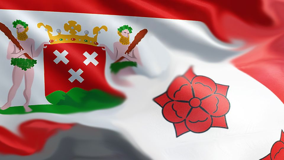 Twee gecombineerde vlaggen met wit-rode achtergrond en daarop een wapen en een roos