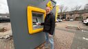Wethouder Ralph Bogers pint voor het eerst aan het Nassauplein in Zundert.