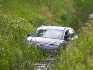 auto in sloot Randweg-Noord Bergen op Zoom