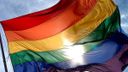Regenboogvlag wappert voor Coming Out Dag