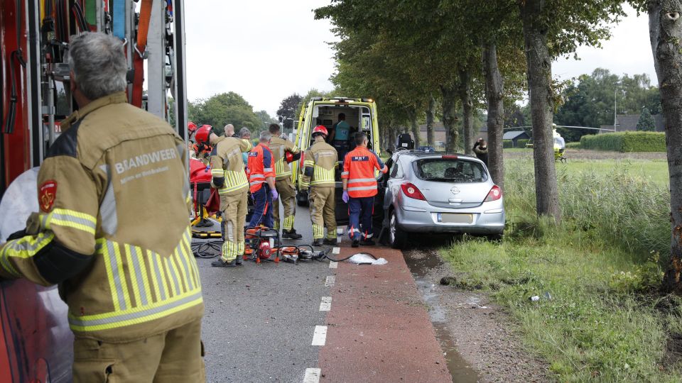 Auto botst tegen boom Nispen