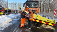 Jaap en Kees naast de sneeuwschuiver waar ze viraal mee zijn gegaan (Foto: ZuidWest Update)