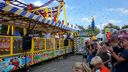 Confettikanonnen met gratis muntjes geven knallende start aan kermis Roosendaal