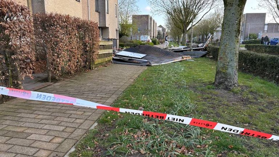 Wind sleurt dak en zonnepanelen van huizen in Roosendaal: &#8216;Het leek wel een film&#8217;