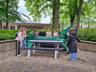 Kinderraad onthult buddybankje om pesten en eenzaamheid tegen te gaan