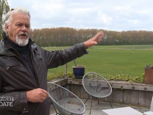 Alex Swagemakers wijst vanaf zijn terras naar de Auvergnepolder achter zijn huis