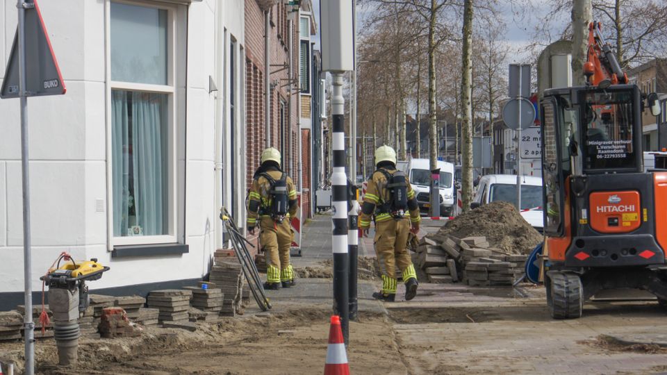 Brandweermensen controleren gaslek bij wegwerkzaamheden