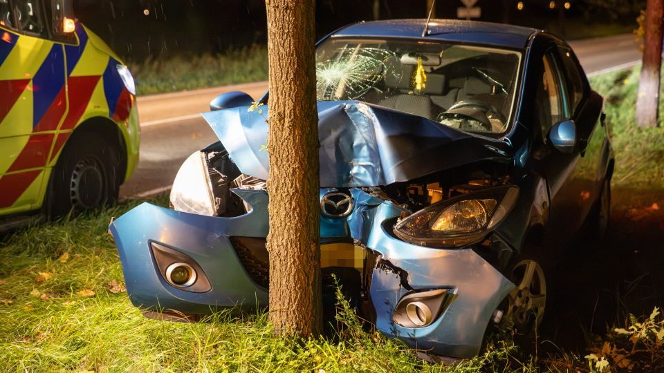 Automobiliste raakt van de weg in Klundert en botst tegen boom