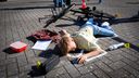 Nagemaakt ongeval op schoolplein KSE maakt gevaren van telefoongebruik op de fiets zichtbaar