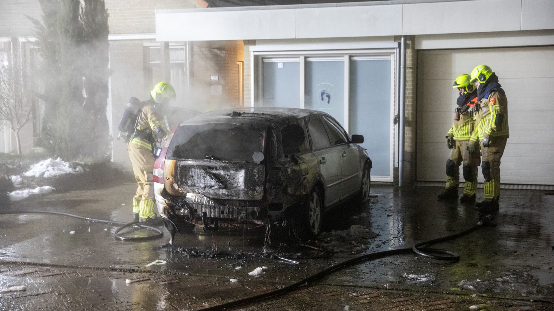 Auto verwoest door brand in Roosendaal