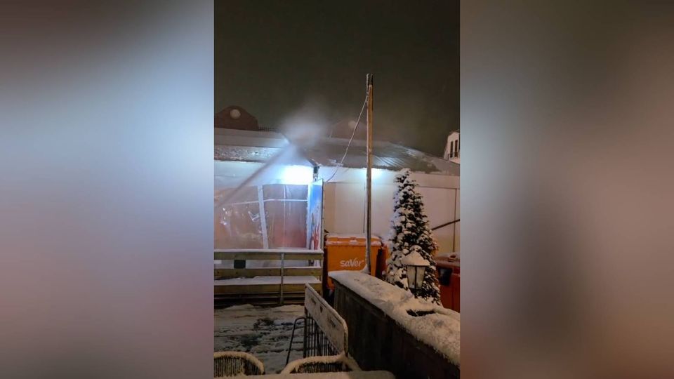 IJsbaan Hoogerheide dak sneeuw