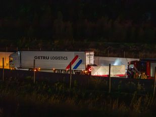 Ernstig ongeluk met auto&#8217;s en vrachtwagen op A4 bij Steenbergen, een persoon overleden