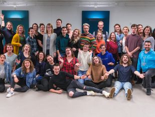 Groepsfoto van musicalvereniging The MusiCompany uit Bergen op Zoom