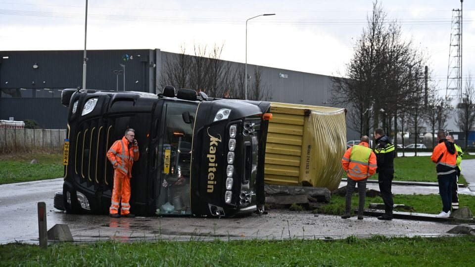 vrachtwagen gekanteld moerdijk