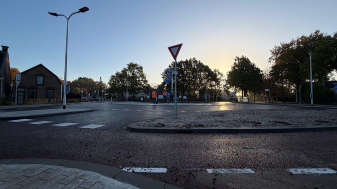 De rotonde kan na vier maanden eindelijk weer worden gebruikt.