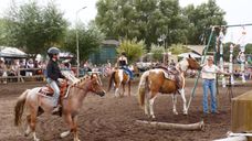 Cowboyhoeden, paarden en gezelligheid tijdens cowboyevenement Turn &#8217;n Burn