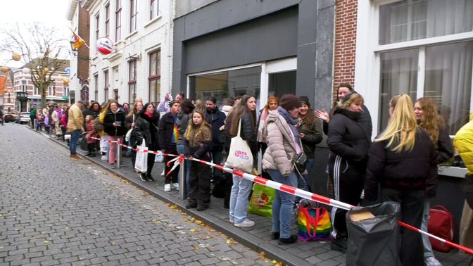 Een flinke rij bij De Waterput in Bergen op Zoom.