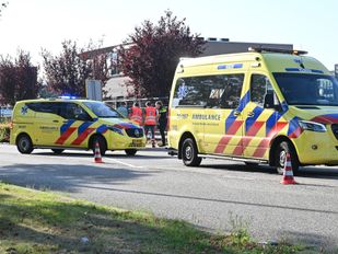 Auto en scooter botsen op elkaar in Etten-Leur, scooterrijder gewond