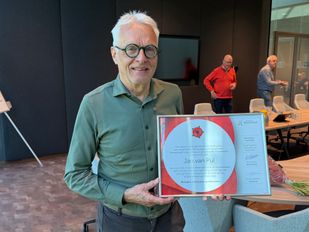 Jan van Pul kreeg dinsdagmiddag een Roosenspeld uit handen van burgemeester Mark Buijs.