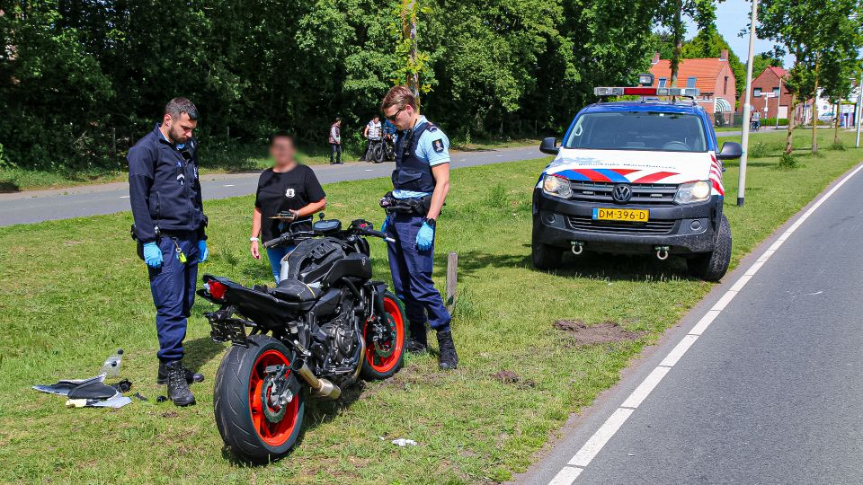 Motorrijder botst achterop auto in Hoogerheide