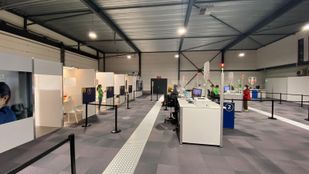 Hangar van Breda Airport gevuld met prikposten voor coronavaccinatie