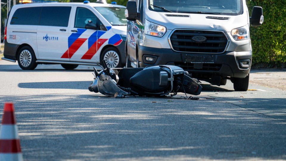 Bestuurder bromfiets zwaargewond na botsing met bestelauto