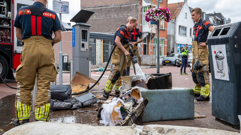 Gedumpte huisraad in brand gestoken in Roosendaal