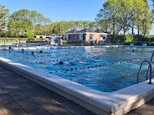 Buitenbaden zijn weer open: drukte bij zwembad in Willemstad