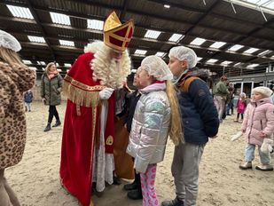 Sinterklaas op bezoek bij Stal 't Sander in Etten-Leur.