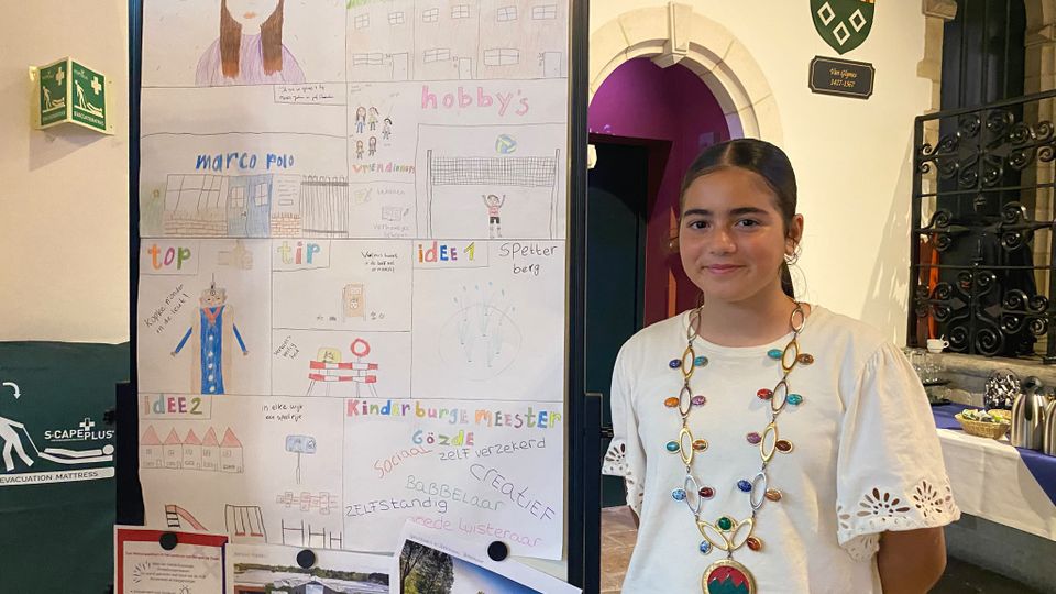 Bergse kinderburgemeester Gözde wil een waterspeelplaats: &#8216;Kinderen spelen als ouders winkelen&#8217;
