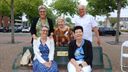 Gedenkplaatje op jeu de boules-bankje eert Wim en Ria