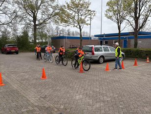 Leerlingen staan klaar om hun fietsexamen te starten