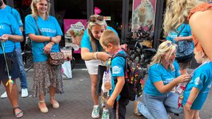 Leerlingen krijgen een cadeautje van hun leerkrachten na het behalen van de Avondvierdaagse.